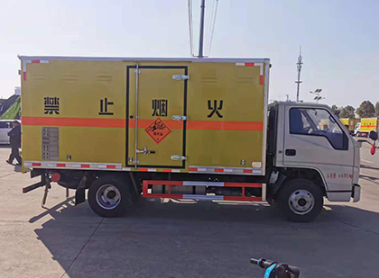 板桥镇爆破器材运输车工人安全操作规范与智能技术保障